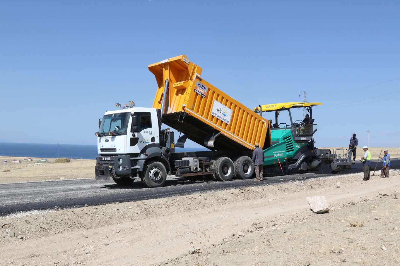 Van'da yol yenileme çalışmaları sürüyor Van'da yol yenileme çalışmaları sürüyor